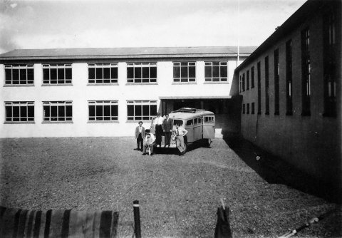 Þetta er að öllum líkindum grunnskólinn í Borgarnesi.  Miklar vangaveltur fóru í gang eftir að myndin birtist. Barnaskólinn á Sauðárkróki og Kópavogsskóli voru einnig nefndir til sögunnar, en nokkrir skólar eru sagðir hafa verið byggðir eftir sömu teikningunni.
