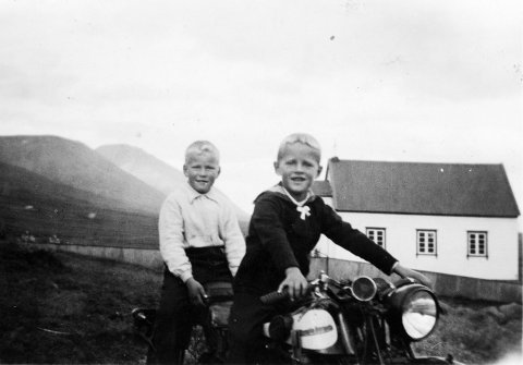 Þessi mynd er tekin á bænum Tjörn í Svarfaðardal skömmu eftir 1930. Drengirnir eru Þórarinn Pétursson og Páll Axelsson. Dóttir Þórarins, Hallfríður, sendi Akureyri.net ítarlegar upplýsingar sem lesa má með því að smella á þessa slóð: https://www.akureyri.net/is/mannlif/buid-ad-bera-kennsl-a-strakana-a-hjolinu