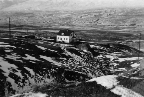Þetta er bærinn Syðra-Laugaland í Öngulsstaðahreppi, nú Eyjafjarðarsveit.  Myndin er tekin 1947 eða 1948. Bragginn norðan við húsið var reistur 1947 og byggt var við húsið sjálft, til norðurs, árið eftir. Myndin er því tekin á milli þeirra framkvæmda. - m-stae1-14904 frá Minjasafninu á Akureyri