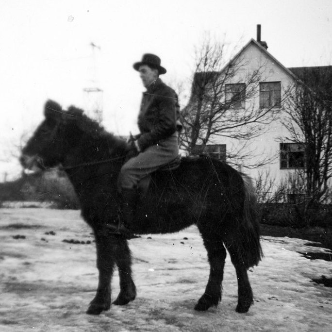 Þetta er Gunnar Kristjánsson bóndi á Dagverðareyri. Myndin er tekin þar, líklega um 1950; Gunnar var fæddur 1912 og Þórgunnur Oddsdóttir, afabarn hans, segir fjölskylduna telja Gunnar um fertugt á myndinni.  m-stae1-15435 frá Minjasafninu á Akureyri