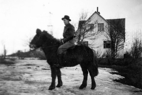 Þetta er Gunnar Kristjánsson bóndi á Dagverðareyri. Myndin er tekin þar, líklega um 1950; Gunnar var fæddur 1912 og Þórgunnur Oddsdóttir, afabarn hans, segir fjölskylduna telja Gunnar um fertugt á myndinni.  m-stae1-15435 frá Minjasafninu á Akureyri