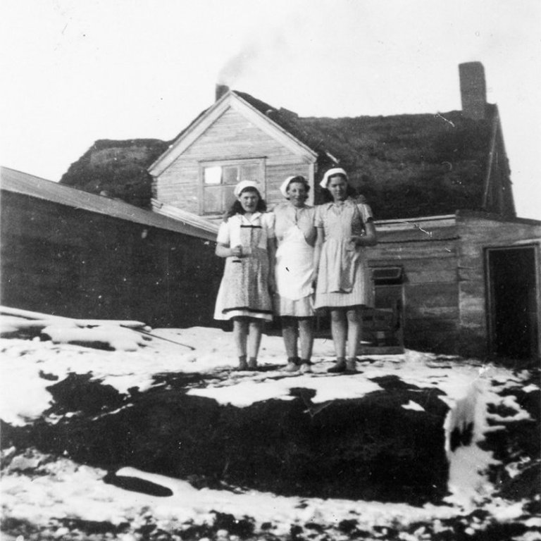 Þetta er Löngumýri í Skagafirði. Lesandi skrifar: Tekið norðaustan við byggingarnar. Tekin nokkru fyrr en mynd 168 (sem birtist 26. janúar 2024). Reykháfarnir, skúrþakið til norðurs og þessi lága, langa bygging sem síðar varð tengibygging við frekari uppbyggingu á staðnum, eru auðþekktir hlutar af myndum af staðnum frá svipuðum tíma. - m-stae1-15312 frá Minjasafninu á Akureyri