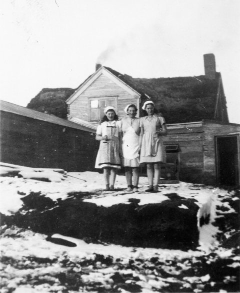 Þetta er Löngumýri í Skagafirði. Lesandi skrifar: Tekið norðaustan við byggingarnar. Tekin nokkru fyrr en mynd 168 (sem birtist 26. janúar 2024). Reykháfarnir, skúrþakið til norðurs og þessi lága, langa bygging sem síðar varð tengibygging við frekari uppbyggingu á staðnum, eru auðþekktir hlutar af myndum af staðnum frá svipuðum tíma. - m-stae1-15312 frá Minjasafninu á Akureyri