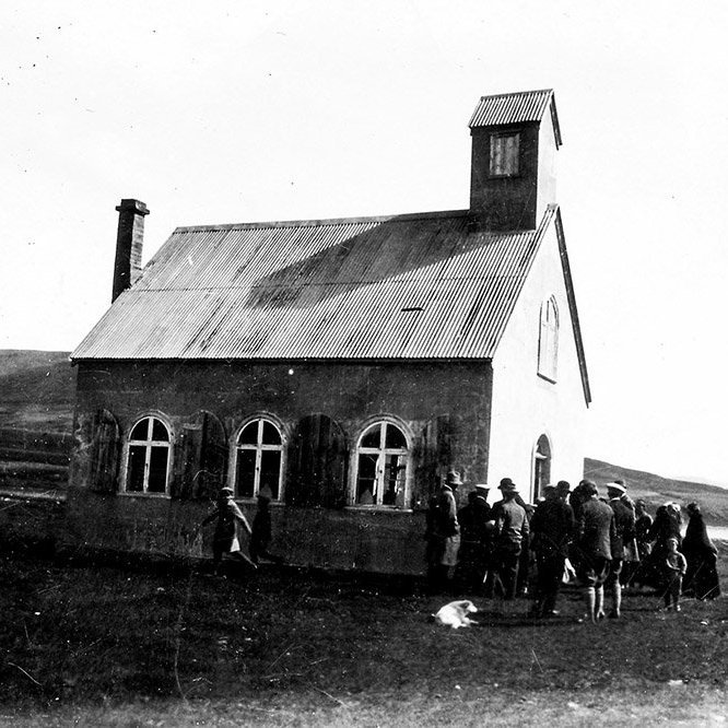 Þetta er sennilega kirkjan í Unaðsdal í Ísafjarðardjúpi, byggð 1897. Nokkrar ábendingar hafa amk borist í þá veru. - m-stae1-15244 frá Minjasafninu á Akureyri