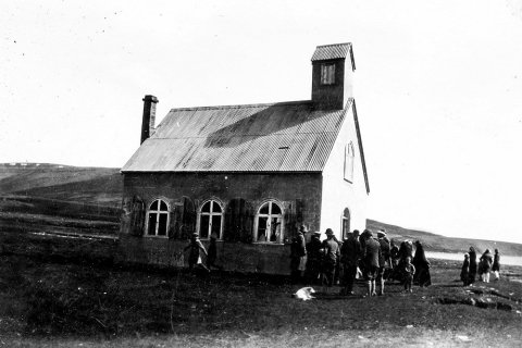 Þetta er sennilega kirkjan í Unaðsdal í Ísafjarðardjúpi, byggð 1897. Nokkrar ábendingar hafa amk borist í þá veru. - m-stae1-15244 frá Minjasafninu á Akureyri