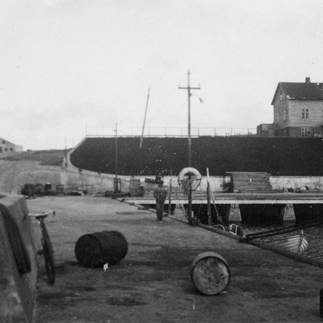 Myndin er tekin á norðurgarðinum í höfninni á Hofsósi. Húsið hægra megin er Nöf og frystihúsið er upp af bryggjunni og til norðurs. - m-stae1-15438  frá Minjasafninu á Akureyri