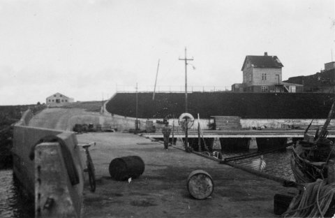 Myndin er tekin á norðurgarðinum í höfninni á Hofsósi. Húsið hægra megin er Nöf og frystihúsið er upp af bryggjunni og til norðurs. - m-stae1-15438  frá Minjasafninu á Akureyri