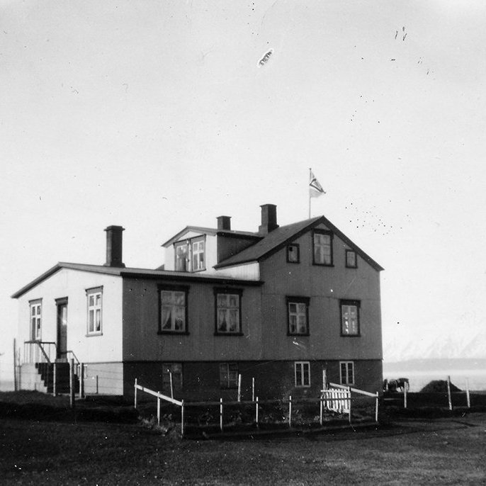 Þetta er húsið Jaðar sem stóð á suðurbakka Brimnesfljóts við ósinn á Dalvík. Í baksýn er Hrísey og Látraströnd þar handan við. Verksmiðja Sæplast stendur núna á lóðinni. Á Jaðri bjó meðal annarra Jón Stefán Brimar, sjómaður á yngri árum sem snéri sér svo að listmálun og húsamálun. Eftir hann liggja mörg falleg verk. Þetta reisulega hús var flutt árið 1996 af bökkum Brimnesfljóts að Kleifum í Ólafsfirði og ku standa þar enn. - m-stae1-14903  frá Minjasafninu á Akureyri