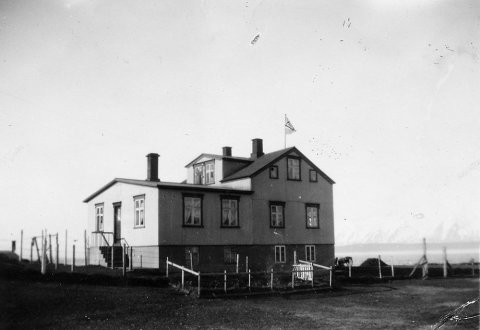 Þetta er húsið Jaðar sem stóð á suðurbakka Brimnesfljóts við ósinn á Dalvík. Í baksýn er Hrísey og Látraströnd þar handan við. Verksmiðja Sæplast stendur núna á lóðinni. Á Jaðri bjó meðal annarra Jón Stefán Brimar, sjómaður á yngri árum sem snéri sér svo að listmálun og húsamálun. Eftir hann liggja mörg falleg verk. Þetta reisulega hús var flutt árið 1996 af bökkum Brimnesfljóts að Kleifum í Ólafsfirði og ku standa þar enn. - m-stae1-14903  frá Minjasafninu á Akureyri