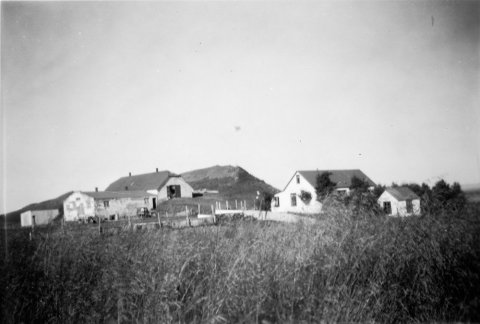 Þetta er bærinn Laugarbakkar í Ölfusi, að sögn konu sem fæddist þar og ólst upp. - m-stae1-15157 frá Minjasafninu á Akureyri