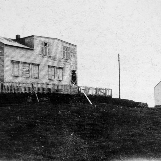 Þetta er bærinn Ljósavatn í Ljósavatnsskarði. Til hægri gamla kirkjan. Myndin er líklega tekin laust fyrir 1940, byrjað var að byggja við íbúðarhúsið eftir það.  - m-stae1-15444  frá Minjasafninu á Akureyri