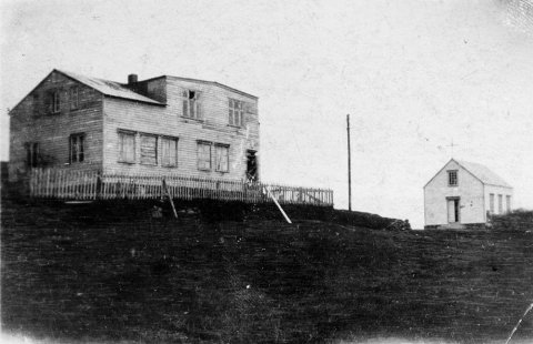 Þetta er bærinn Ljósavatn í Ljósavatnsskarði. Til hægri gamla kirkjan. Myndin er líklega tekin laust fyrir 1940, byrjað var að byggja við íbúðarhúsið eftir það.  - m-stae1-15444  frá Minjasafninu á Akureyri