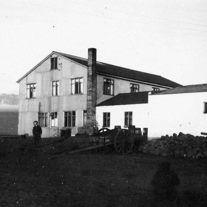 Þetta mun vera Langamýri í Skagafirði. Mynd síðustu viku var líka þaðan en þessi er sögð tekin mun fyrr en sú fyrri. Þetta er norðurhlið hússins. - m-stae1-15294 frá Minjasafninu á Akureyri