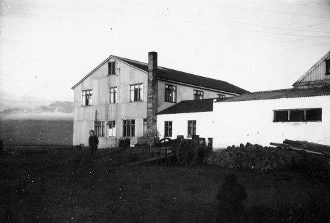 Þetta mun vera Langamýri í Skagafirði. Mynd síðustu viku var líka þaðan en þessi er sögð tekin mun fyrr en sú fyrri. Þetta er norðurhlið hússins. - m-stae1-15294 frá Minjasafninu á Akureyri