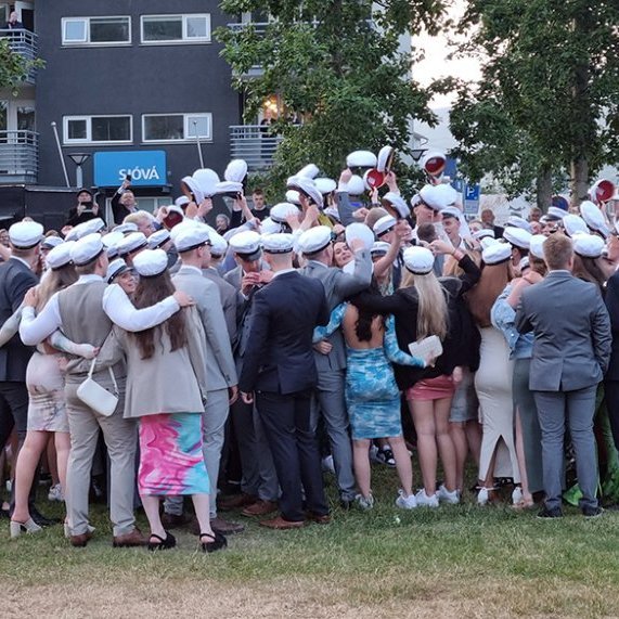 Þótt ekki væri nein formleg skemmtun á Ráðhústorgi að kvöldi 17. júní héldu MA-ingar í þá skemmtilegu hefð að nýstúdentar gerðu sér ferð úr veislu í Íþróttahöllinni og komu marserandi að torginu. Þar sungu þeir nokkur lög og dönsuðu við undirleik Jóns Jóseps Snæbjörnssonar og Magna Ásgeirssonar sem léku einmitt í veislunni góðu í Höllinni.