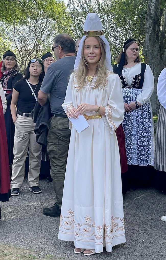 17. júní 2024 – Diljá María Jóhannsdóttir, nýstúdent frá MA, flutti ávarp Fjallkonunnar í Lystigarðinum