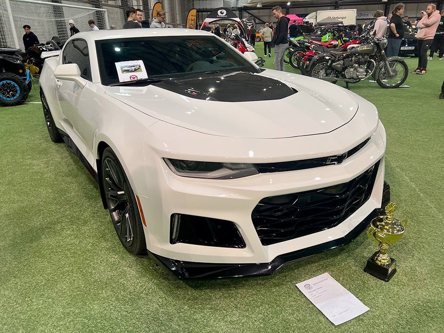„Tæki sýningarinnar“ – Bílasýning Bílaklúbbs Akureyrar í Boganum. Þessi Chevrolet Camaro, árgerð 2023, var valinn „tæki sýningarinnar“. Vél og drif: V8 6.2L Supercharged. Eigandi er Kristdór Þór Gunnarsson. Ljósmynd: Þorgeir Baldursson