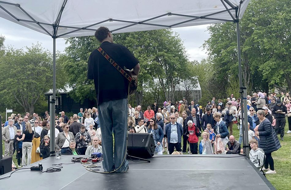 17. júní 2024 – Birkir Blær söng í Lystigarðinum.