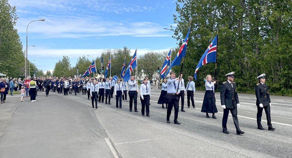 17. júní 2024 – Skrúðganga Skátafélagsins Klakks og Lúðrasveitar Akureyrar fór frá Gamla húsmæðraskólanum við Þórunnarstræti suður í Lystigarð.