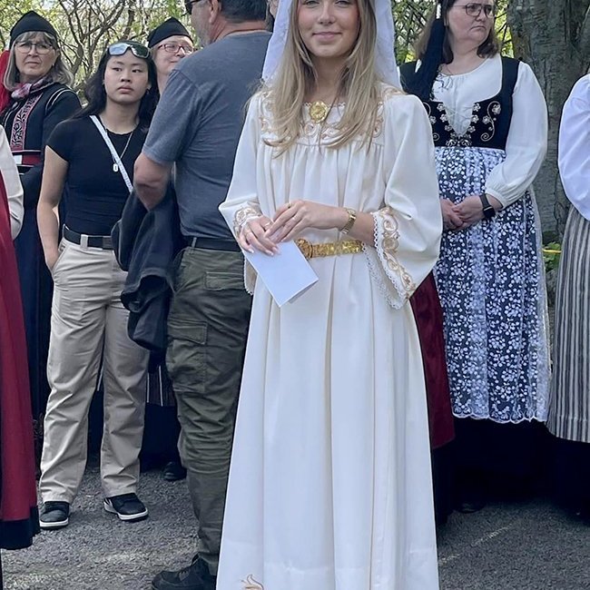 17. júní 2024 – Diljá María Jóhannsdóttir, nýstúdent frá MA, flutti ávarp Fjallkonunnar í Lystigarðinum