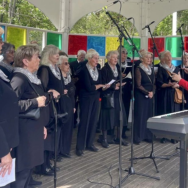 17. júní 2024 – Kór eldri borgara, Í fínu formi, söng í Lystigarðinum undir stjórn Petru Bjarkar Pálsdóttur.