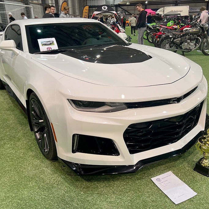 „Tæki sýningarinnar“ – Bílasýning Bílaklúbbs Akureyrar í Boganum. Þessi Chevrolet Camaro, árgerð 2023, var valinn „tæki sýningarinnar“. Vél og drif: V8 6.2L Supercharged. Eigandi er Kristdór Þór Gunnarsson. Ljósmynd: Þorgeir Baldursson