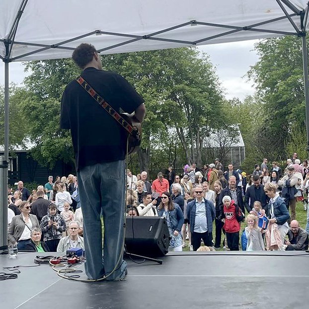 17. júní 2024 – Birkir Blær söng í Lystigarðinum.