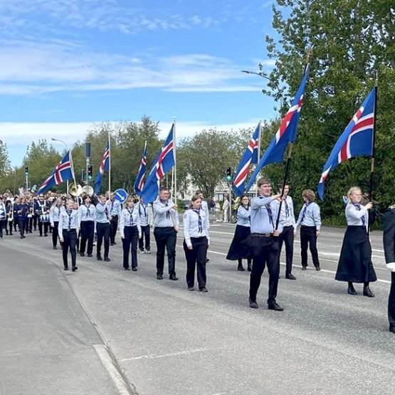 17. júní 2024 – Skrúðganga Skátafélagsins Klakks og Lúðrasveitar Akureyrar fór frá Gamla húsmæðraskólanum við Þórunnarstræti suður í Lystigarð.