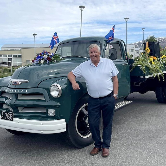 17. júní 2024 – Blómabíllinn glæsilegi ók um bæinn að morgni þjóðhátíðardagins. Kristinn Örn Jónsson ók bílnum sem fyrr.