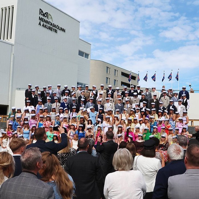 17. júní 2024 – Nýstúdentar frá MA voru myndaðir á lóð skólans að vanda.