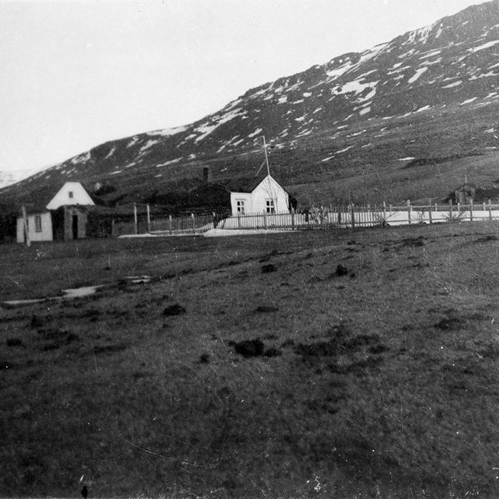 Þetta eru Æsustaðir í Eyjafjarðarsveit (Gamli Saurbæjarhreppur). Myndin tekin fyrir 1940 því samkvæmt Byggðir Eyjafjarðar II (1973) er húsið sem stendur þar nú, byggt á árunum 1940-1942 og miða við þetta sjónarhorn þá væri það líka á þessari mynd ef það væri komið.