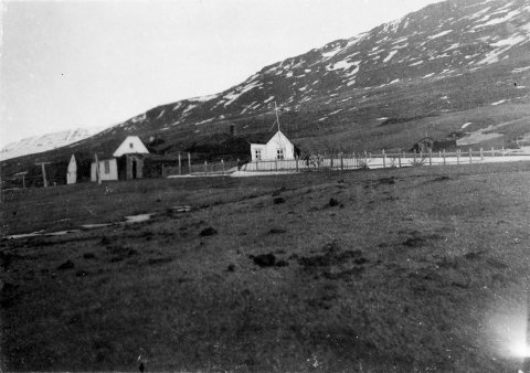 Þetta eru Æsustaðir í Eyjafjarðarsveit (Gamli Saurbæjarhreppur). Myndin tekin fyrir 1940 því samkvæmt Byggðir Eyjafjarðar II (1973) er húsið sem stendur þar nú, byggt á árunum 1940-1942 og miða við þetta sjónarhorn þá væri það líka á þessari mynd ef það væri komið.