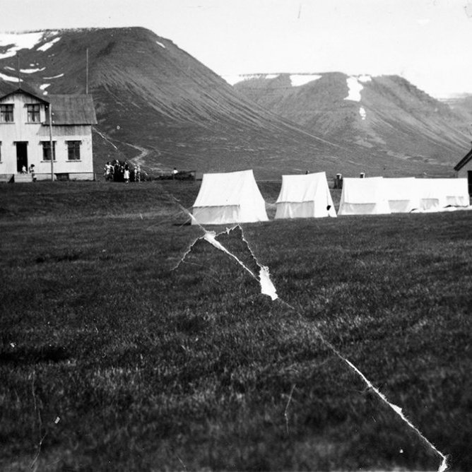 Þetta er bærinn Hof á Höfðaströnd í Skagafirði. Lilja Pálmadóttir, eigandi jarðarinnar, telur að myndin sé tekin árið 1939, þegar haldið var upp á gullbrúðkaupsafmæli langömmu hennar og langafa, Jóns Péturssonar og Sólveigar Eggertsdóttur. - / m-stae1-15490 frá Minjasafninu á Akureyri