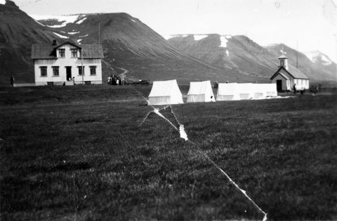 Þetta er bærinn Hof á Höfðaströnd í Skagafirði. Lilja Pálmadóttir, eigandi jarðarinnar, telur að myndin sé tekin árið 1939, þegar haldið var upp á gullbrúðkaupsafmæli langömmu hennar og langafa, Jóns Péturssonar og Sólveigar Eggertsdóttur. - / m-stae1-15490 frá Minjasafninu á Akureyri