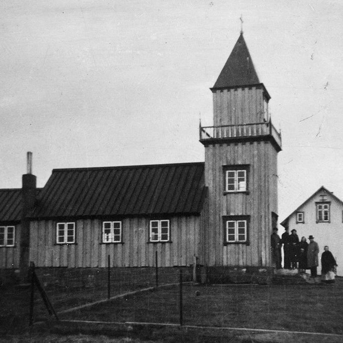 Þetta er Miðgarðakirkja í Grímsey sem byggð var 1867 en brann til kaldra kola árið 2021. / m-stae1-15542 frá Minjasafninu á Akureyri