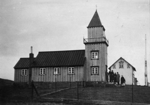 Þetta er Miðgarðakirkja í Grímsey sem byggð var 1867 en brann til kaldra kola árið 2021. / m-stae1-15542 frá Minjasafninu á Akureyri