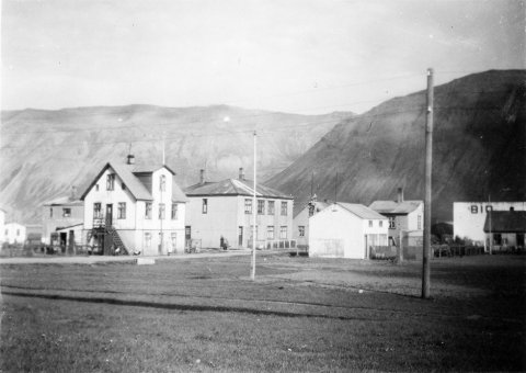 Ekki stóð á svörum við þeirri spurningu hvar þessi mynd væri tekin. Sverrir Páll Erlendsson sendi til dæmis eftirfarandi upplýsingar: 
Þetta er á Siglufirði við norðurenda gamla fótboltavallarins, sem nú er verið að byggja á. Til hægri sést í hús sem merkt er BÍÓ. Þetta er Alþýðuhúsið þar sem Aðalheiður Eysteinsdóttir hefur nú aðsetur og vinnustofu.

Litla húsið með dökku þaki nær okkur er löngu farið og líka næstu tvö hús, það hvíta var áhaldahús fyrir völlinn en hitt var hornhús á mörkum Túngötu, sem liggur eftir endilöngu frá norðri til suðurs, frá Torginu norður í Hvanneyrarkrók. Hornhúsið var íbúðarhús en löngu farið.

Hin gatan er Þormóðsgata sem liggur upp brekku, sem ekki sést. Háreista húsið með kvistinum er Sölvahúsið, og því miður löngu búið að rífa það. Hitt húsið, tveggja hæða með gluggaröðinni út að Þormóðsgötu er Hólakot, timburhús sem stendur enn, mjög ryðgað og því miður illa útlítandi utan frá. Þar eru að mig minnir 3 eða 4 íbúðir.

Hinum megin við túngötuna, norðan við Alþyðuhúsið, er myndarlegt hús sem stendur enn.

Þetta er gömul mynd því ef hún væri yngri sæist á bak við Sölvahús og Hólakot hin mikla Mjölskemma Síldarverksmiðja ríkisins, sem var kölluð Ákavíti og var stærsta bygging á Íslandi að flatarmáli áður en ameríski herinn byggði flugskýli á Keflavíkurvelli sem var stærra. Mjölskemman var reist 1946, stálgrindarhús með tveim burstum eftir endilöngu. Snjórinn veturinn eftir var nógur til að þakið hrundi og var gert upp á nýtt 1947 og þá bara ein burst. Stendur enn.

Sem sagt húsin á gatnamótum Túngötu og Þormóðsgötu á Siglufirði. - / m-stae1-15589 frá Minjasafninu á Akureyri