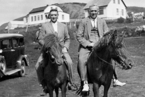 Þetta er bærinn Stórólfshvoll í Hvolhreppi. Staðfest er að maðurinn vinstra megin er Sigtryggur Eiríksson, öðru nafni Tryggvi Kaldan, sem bjó og starfaði sem læknir í Helsingjaeyri í Danmörku. Hugsanlegt er að maðurinn til hægri sé ljósmyndarinn Willem van de Poll sem ferðaðist um landið árið 1934. Einn lesandi sagði mögulegt að bíllinn á myndinni sé sá sem notaður var í því ferðalagi, R-765. Annar lesandi benti á að maðurinn til hægri gæti verið Helgi Jónasson ((1894–1960) læknir á Stórólfshvoli 1925–1955) og alþingismaður Rangæinga 1937–1956). Vonandi fæst úr því skorið.  - / m-stae1-15690 frá Minjasafninu á Akureyri