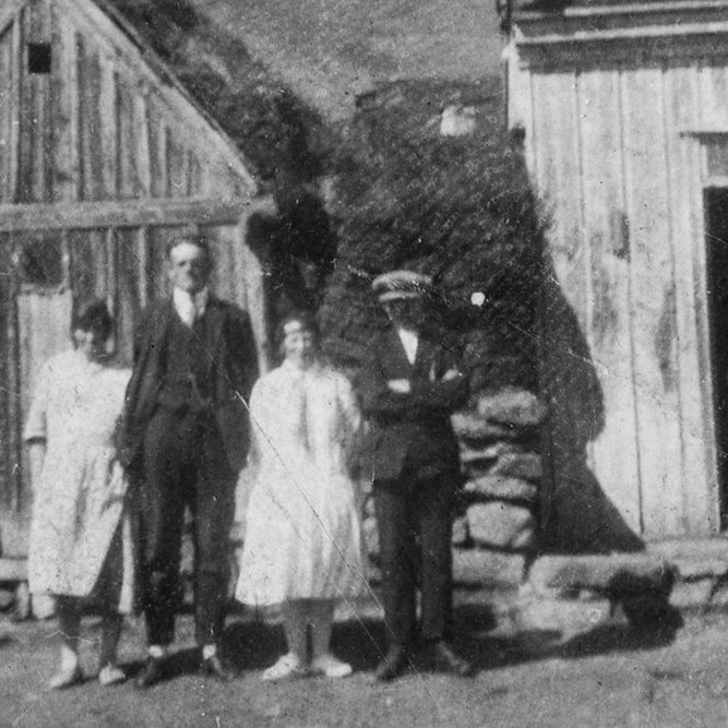 Þetta er við bæinn Hleiðargarð í Saurbæjarhreppi hinum gamla (sem nú er hluti Eyjafjarðarsveitar. Lesandi kveðst nokkuð viss um að til vinstri á myndinni séu hjónin Sigríður Jóna Jóhannsdóttir og Snorri Hannesson, bændur í Hleiðargarði. Ekki hafa borist ábendingar um hitt fólkið. - / m-stae1-15673 frá Minjasafninu á Akureyri