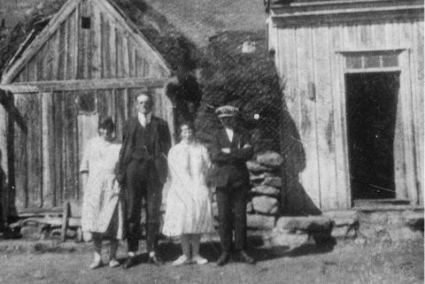 Þetta er við bæinn Hleiðargarð í Saurbæjarhreppi hinum gamla (sem nú er hluti Eyjafjarðarsveitar. Lesandi kveðst nokkuð viss um að til vinstri á myndinni séu hjónin Sigríður Jóna Jóhannsdóttir og Snorri Hannesson, bændur í Hleiðargarði. Ekki hafa borist ábendingar um hitt fólkið. - / m-stae1-15673 frá Minjasafninu á Akureyri