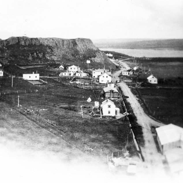 Þetta er á Skagaströnd – Höfðakaupstað, eins og staðurinn var nefndur áður fyrr. Myndin er af útbænum, segir í pósti frá lesanda. Tekin áður stór hluti Höfðans (Spákonufellshöfða) var sprengdur og notaður í uppfyllingu við höfnina. - / m-stae1-15592 frá Minjasafninu á Akureyri