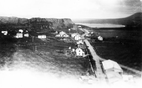 Þetta er á Skagaströnd – Höfðakaupstað, eins og staðurinn var nefndur áður fyrr. Myndin er af útbænum, segir í pósti frá lesanda. Tekin áður stór hluti Höfðans (Spákonufellshöfða) var sprengdur og notaður í uppfyllingu við höfnina. - / m-stae1-15592 frá Minjasafninu á Akureyri