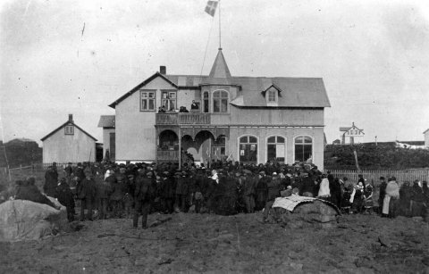 18 - Húsið Jómsborg  við Heimatorg í Vestmannaeyjum. Það fór undir hraun í gosinu 1973. Jómsborg var reist árið 1912 af Jóni Sighvatssyni og var hið myndarlegasta hús. - Minjasafnið á Akureyri / Mynd 029-030