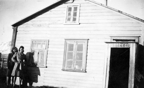 Hefurðu hugmynd um hvar þessi mynd er tekin? Jafnvel hvað konurnar tvær heita? Þeir sem kunna að búa yfir upplýsingum um myndina eru hvattir til að senda þær á netföngin hg@minjasafnid.is og skapti@akureyri.net - / m-stae1-15508 frá Minjasafninu á Akureyri