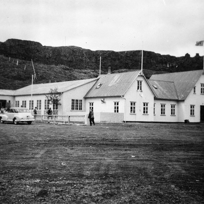 Þetta er hótel Valhöll á Þingvöllum, eins og fjölmargir lesendur bentu á. - / m-stae1-15590 frá Minjasafninu á Akureyri