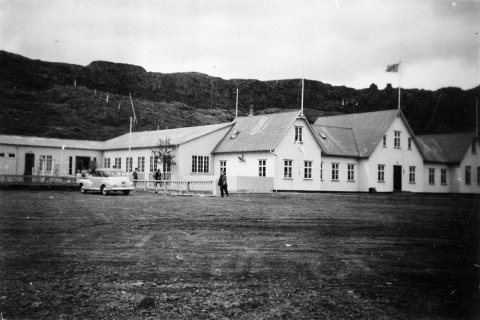 Þetta er hótel Valhöll á Þingvöllum, eins og fjölmargir lesendur bentu á. - / m-stae1-15590 frá Minjasafninu á Akureyri