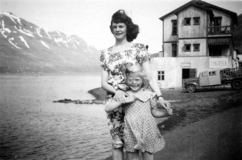 Þetta er á Seyðisfirði. Hótel Snæfell í baksýn. Ekki hafa borist óyggjandi upplýsingar um konuna og stúlkuna en vonandi þekkir þær einhver. Þeir sem kunna að búa yfir frekari upplýsingum um myndina eru hvattir til að senda þær á netföngin hg@minjasafnid.is og skapti@akureyri.net - / m-stae1-15663  frá Minjasafninu á Akureyri