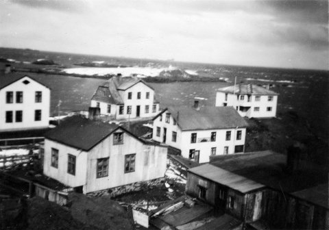 Hefurðu hugmynd um hvar þessi mynd er tekin? Þeir sem kunna að búa yfir upplýsingum um myndina eru hvattir til að senda þær á netföngin hg@minjasafnid.is og skapti@akureyri.net - / m-stae1-15663  frá Minjasafninu á Akureyri