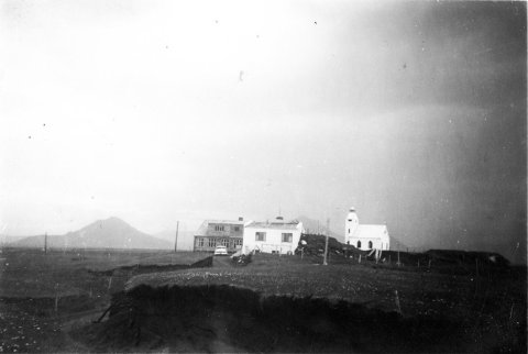 Þetta er Möðrudalur á Fjöllum; Möðrudalur á Efra - Fjalli, eins og sumir lesendur orðuðu það.  Haraldur Bjarnason segir: Hús Vilhjálms [Gunnlaugs Jónssonar] og Margrétar [Sveinsdóttur] fremst, svo hús foreldra Vilhjálms, þeirra Jóns A. Stefánssonar og Þórunnar Vilhjálmsdóttir. Síðan kirkjan, sem Jón byggði og var vígð 1947. Einn sona Jóns og Þórunnar var Stefán Jónsson, listmálarinn Stórval. / m-stae1-15811 frá Minjasafninu á Akureyri