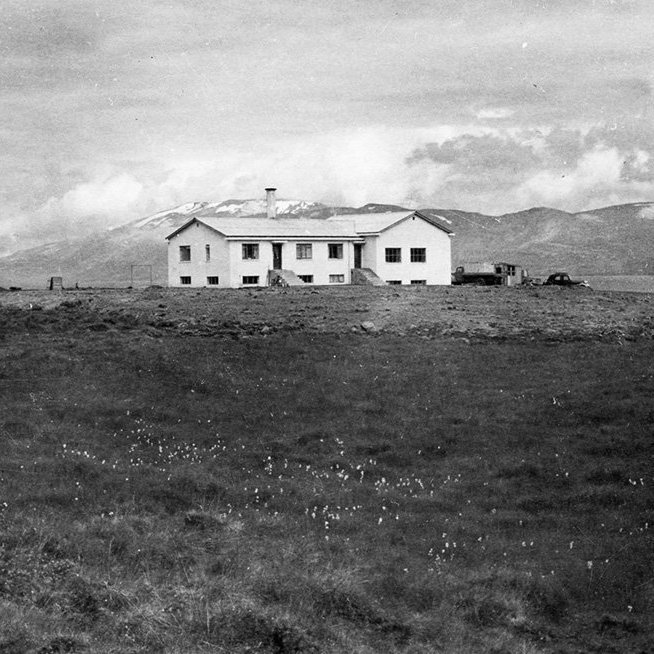 Þetta er gamla endurvarpsstöðin í Skjaldarvík við Eyjafjörð, húsið kallast nú Varpholt. / m-stae1-15781  frá Minjasafninu á Akureyri